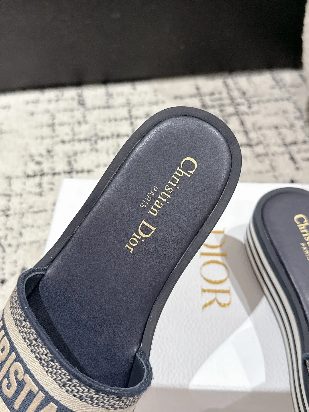👟👟Ex-factory price 440👟👟 DIOR Dway fabric embroidered logo open toe 7cm thick sole one-word strap slippers CD letter logo three-dimensional embroidery thick bottom round toe open toe slippers The original development of the top version on the market, soft and delicate foot feel, extremely comfortable.  ✔️Upper: imported electro-embroidered cotton technical fabric ✔️Inner lining: water-dyed cowhide foot pad lining ✔️Outsole: original combination outsole ✔️Sole thickness: 7cm ✔️Size: #35-41 (40.41. Customized, non-refundable and non-exchangeable)